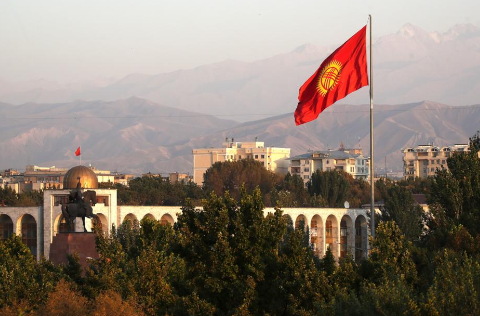 Qırğızıstan ağır silahları sərhəddən çıxarır