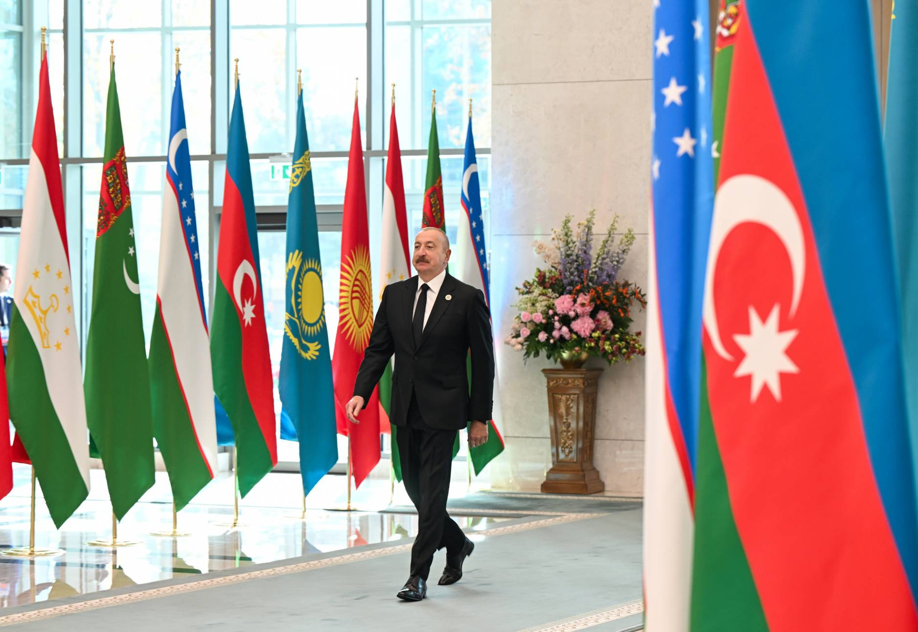 Prezident İlham Əliyev Daşkənddəki Konqres Mərkəzinə gəlib
