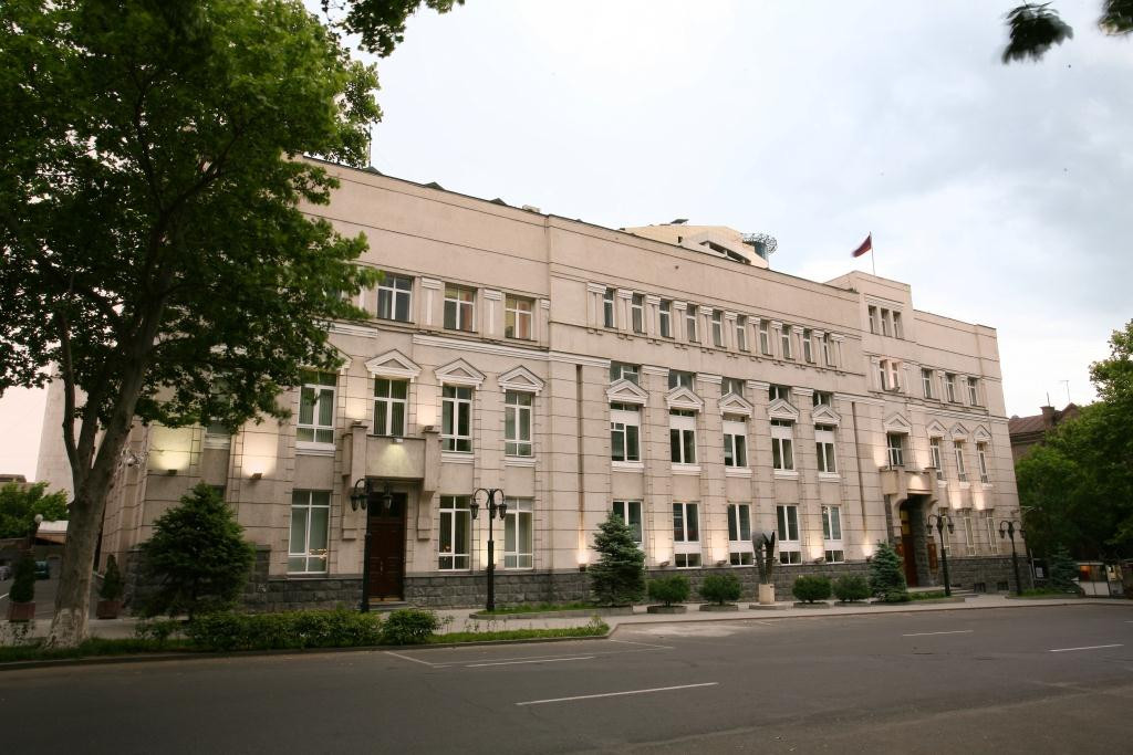 Erməni sərhədçilərin səriştəsizliyi: Bank soyğunçusu Ermənistanı tərk etdi