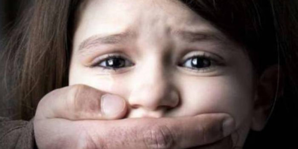 Anasının sevgilisi azyaşlı qıza təcavüz etdi