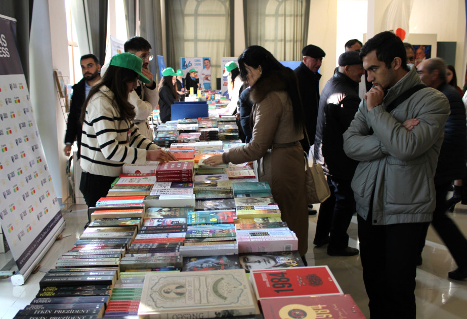 Şəmil Sadiq Gəncədə kitab sərgisində niyə iştirak eləməyəcək? -