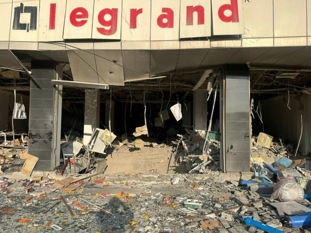 Partlayış baş verən plazanın sahibi: Hadisəyə yeraltı qaz sızması səbəb olub