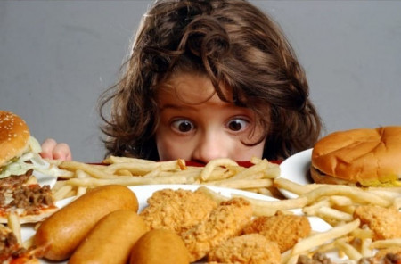 “Fast Food” qidalar baha başa gəlir: Kütləvi zəhərlənmələr nəyə işarədir?