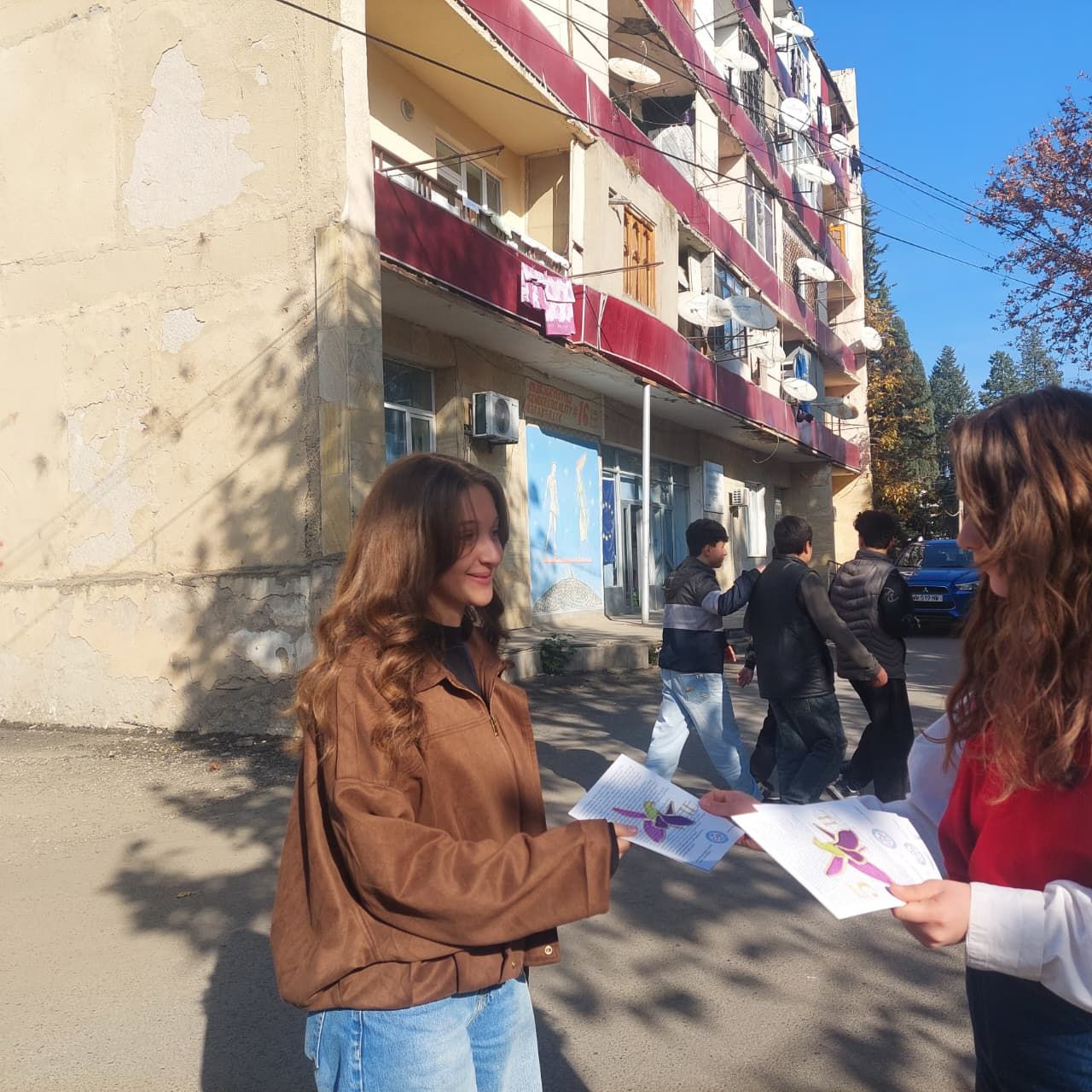 Marneulidə Zəfər Gününə həsr olunan bukletlər şəhər sakinlərinə paylanılıb