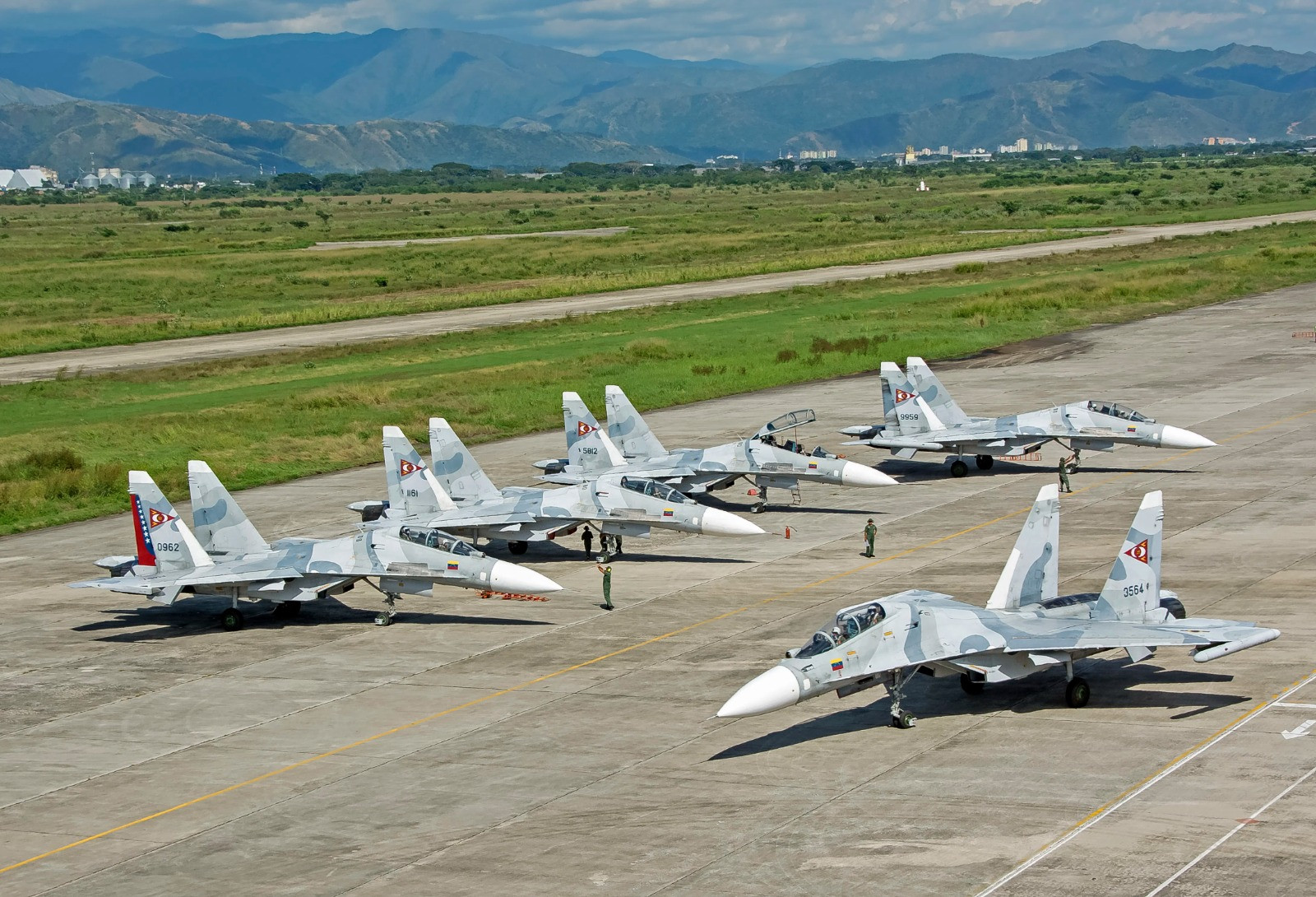 Venesuelada Su-30, F-16 və K-8 təyyarələri hərbi hava bazasında sıra uçuşu edib