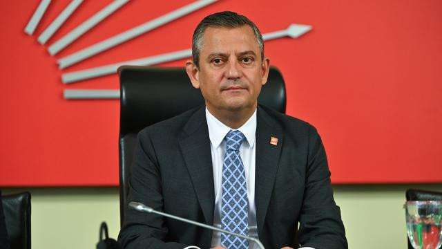 Özgür Özel yenidən CHP-nin sədri seçilib