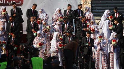 Qəzzada müharibə şəraitində nadir sevinc: 54 cütlük evlənib