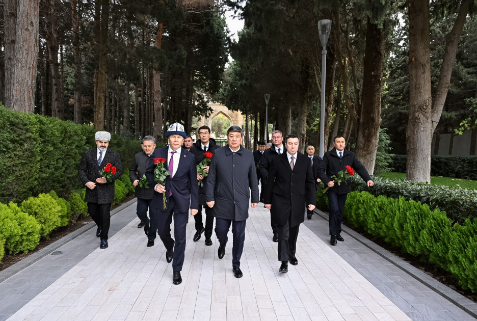 Qırğızıstan nümayəndə heyəti Fəxri xiyabanı ziyarət edib