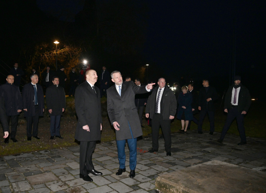 Azərbaycan və Slovakiya prezidentləri Bratislavada "Azadlıq Qapısı" abidəsini ziyarət ediblər