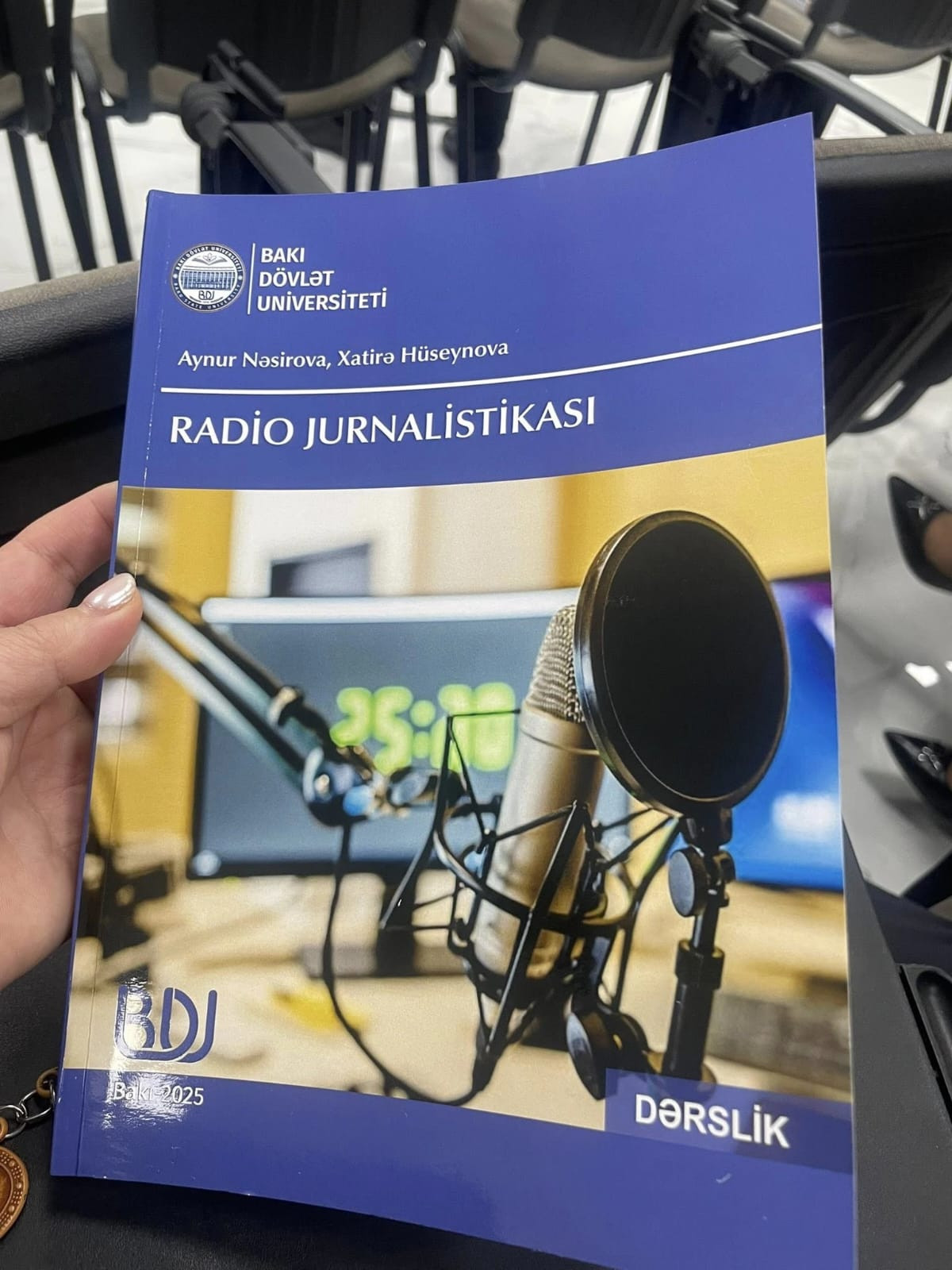 "Radiojurnalist hansı vərdişlərə yiyələnməlidir?" sualına cavab verən əsər -