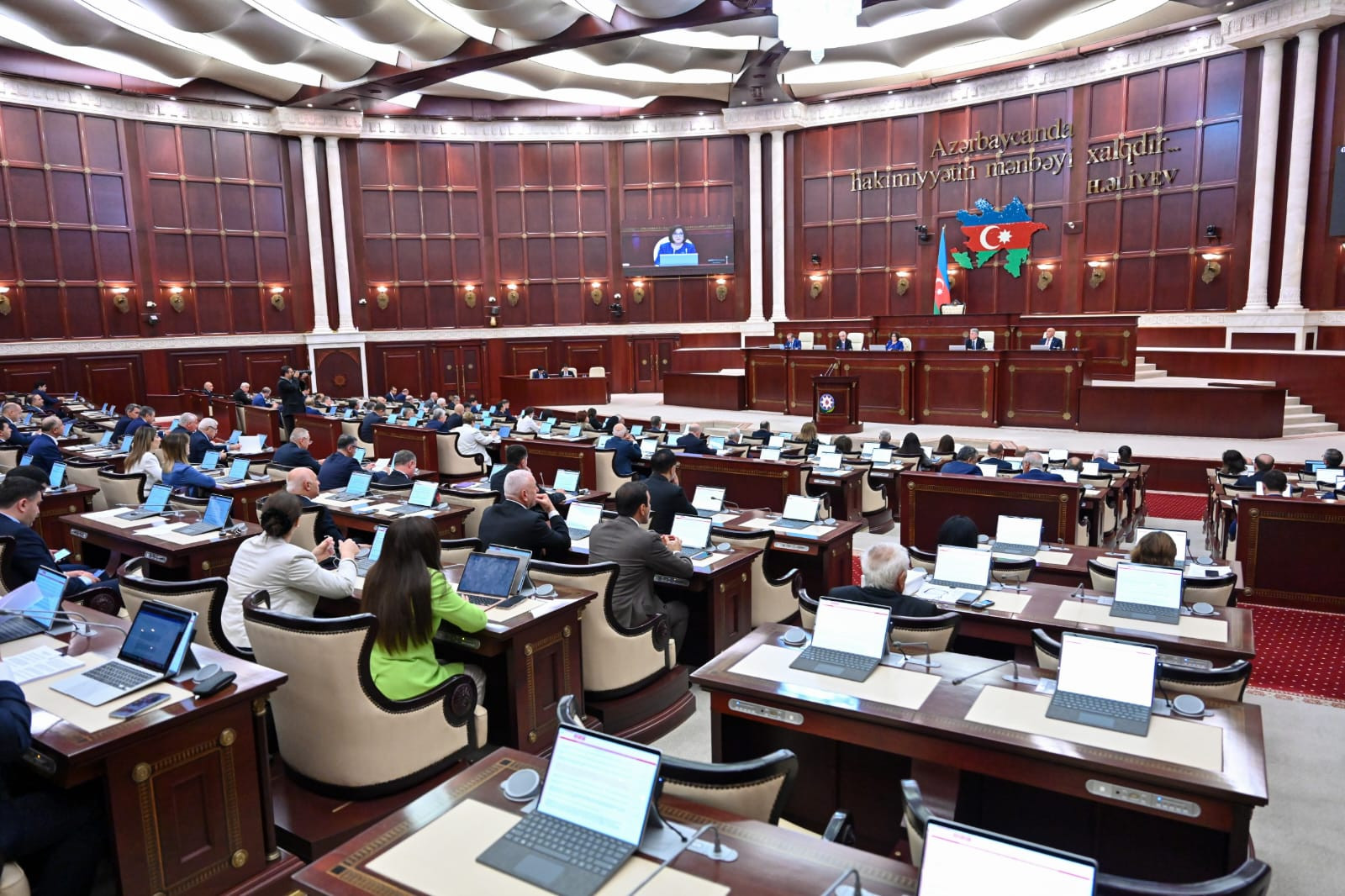 Parlamentin plenar iclası başlayıb: