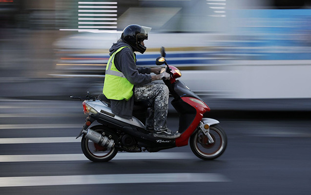 Moped sürücülərindən sürücülük vəsiqəsi tələb edilməsi qanunu qəbul edilib