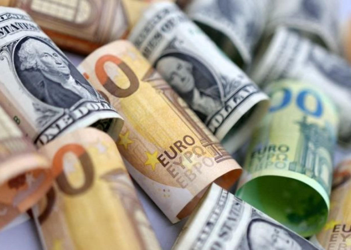 Dollar sabit qaldı, avro və lirə ucuzlaşdı