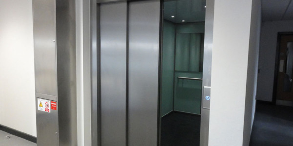 Bakıda yaşayış binasında 6 liftin fəaliyyəti dayandırıldı