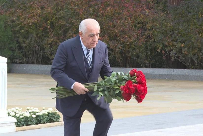 Əli Əsədov Heydər Əliyevin məzarını ziyarət edib