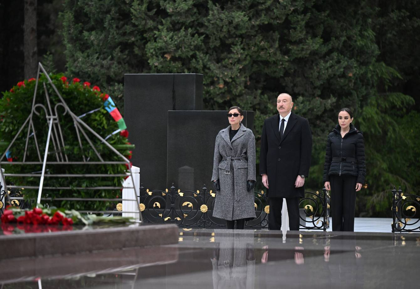 Prezident İlham Əliyev və birinci xanım Mehriban Əliyeva Ümummilli Lider Heydər Əliyevin məzarını ziyarət ediblər -