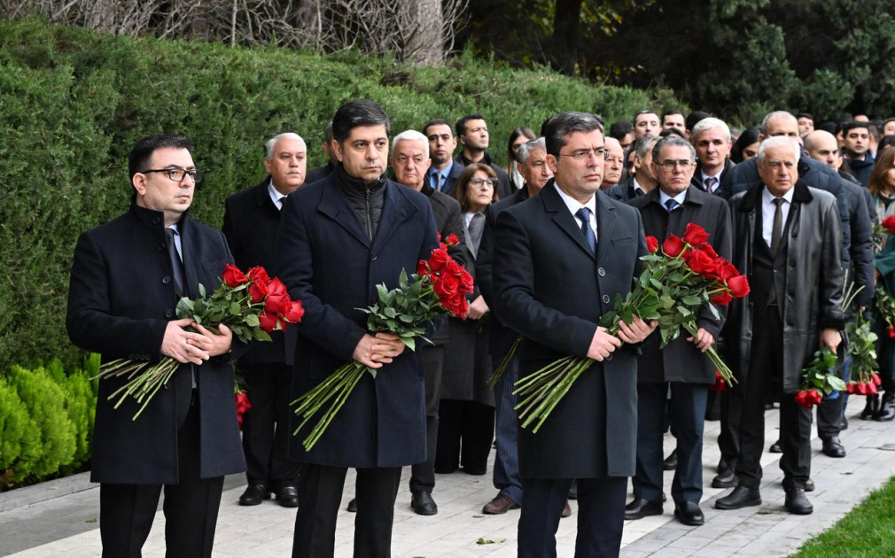 Media nümayəndələri Ümummilli Liderin məzarını ziyarət ediblər