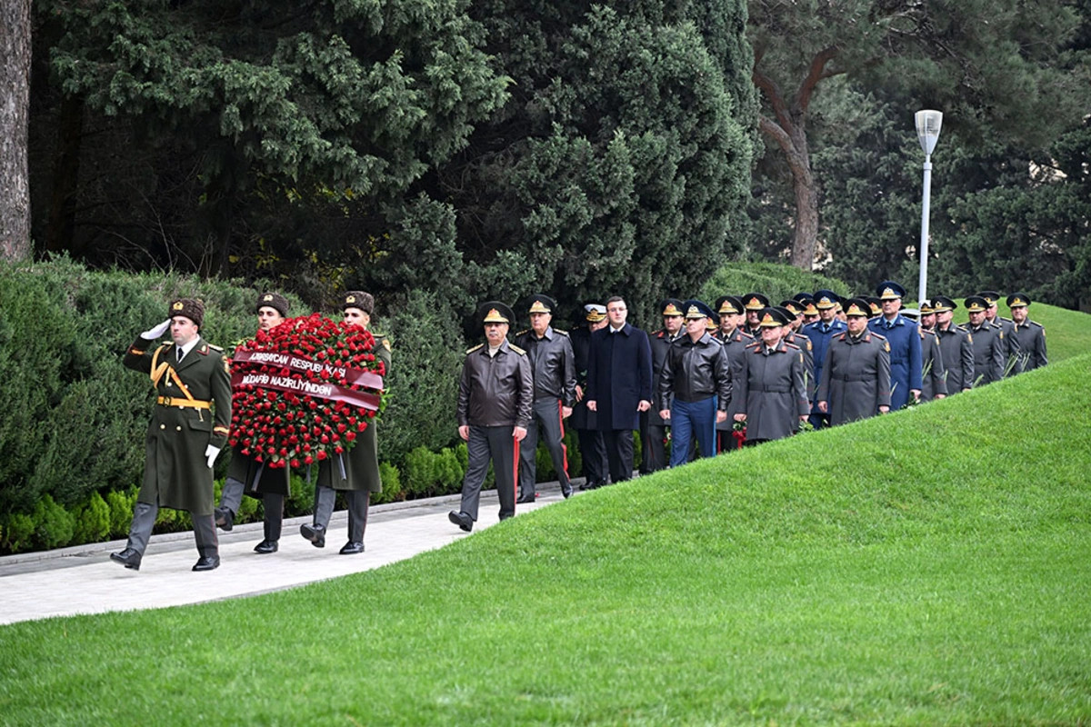 Müdafiə Nazirliyinin rəhbərliyi Ulu Öndərin xatirəsini anmaq üçün məzarı ziyarət edib