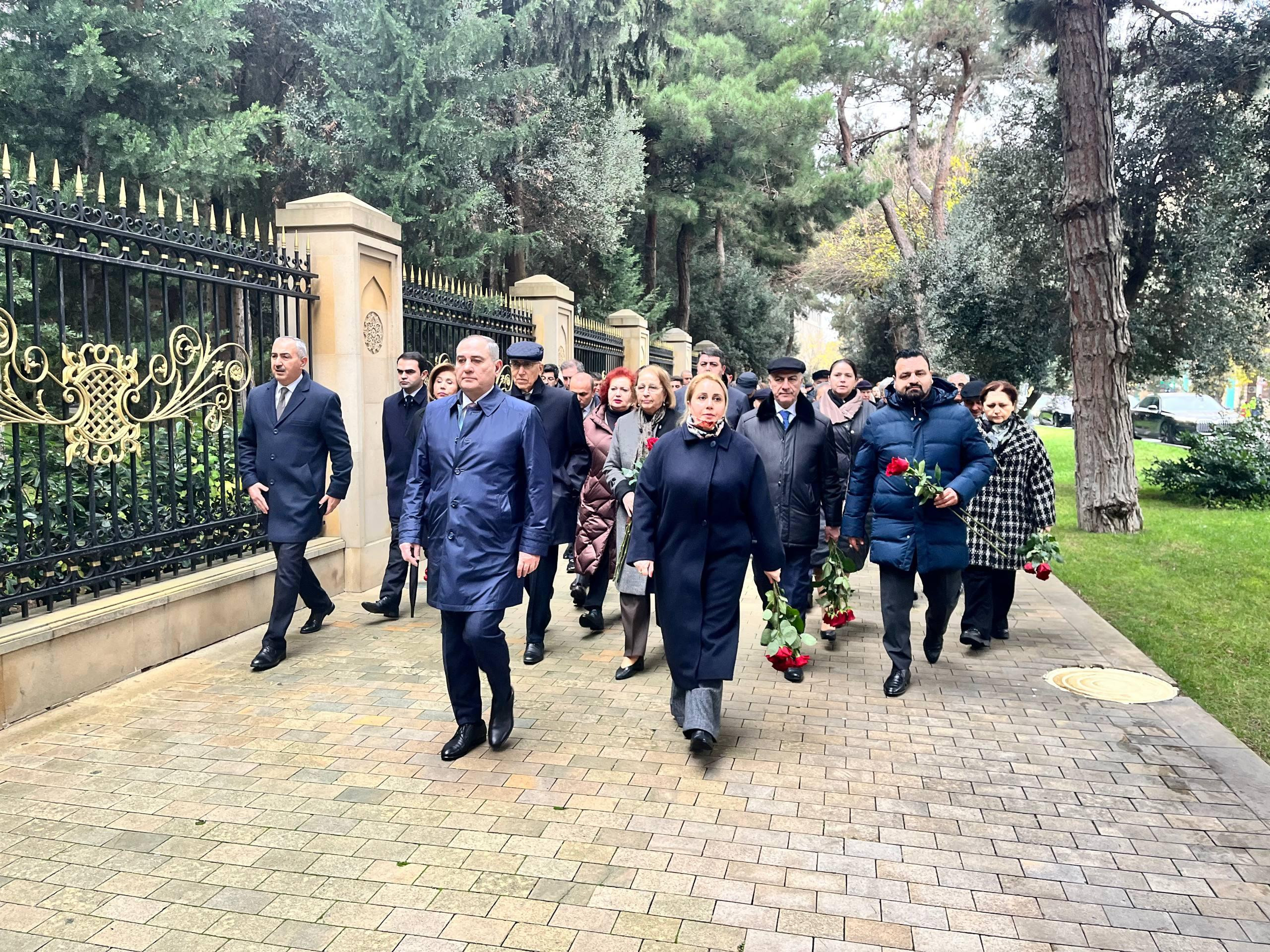 Dövlət rəsmiləri və sadə insanlar Fəxri Xiyabana axışaraq Ümummilli Liderə ehtiramını nümayiş etdirir -