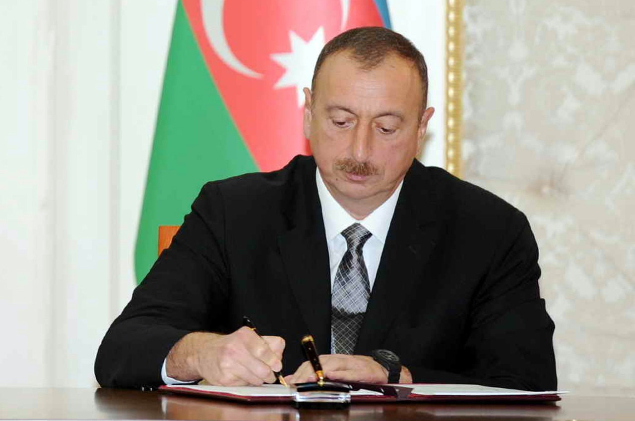 Prezident İlham Əliyev Vahid Axundovun vəfatı ilə bağlı nekroloq imzalayıb