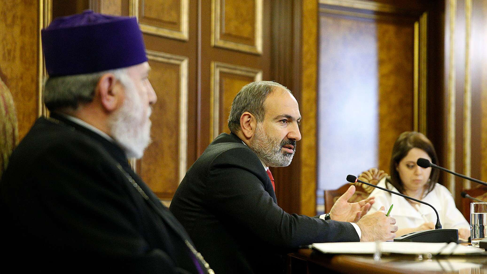 Paşinyan: Erməni Apostol Kilsəsi siyasi alətə çevrilib