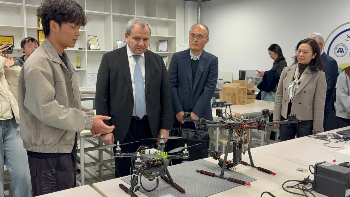 BDU nümayəndə heyəti Anhui Universitetində süni intellekt imkanları ilə tanış olub