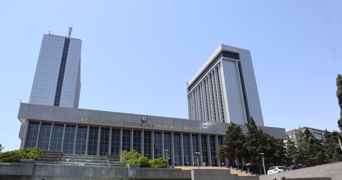 Parlamentin plenar iclası başlayıb, 10 məsələ müzakirə olunacaq