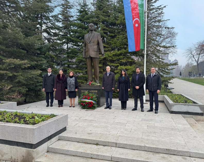 Azərbaycan nümayəndə heyəti Serbiyada Ümummilli Liderin abidəsini ziyarət edib