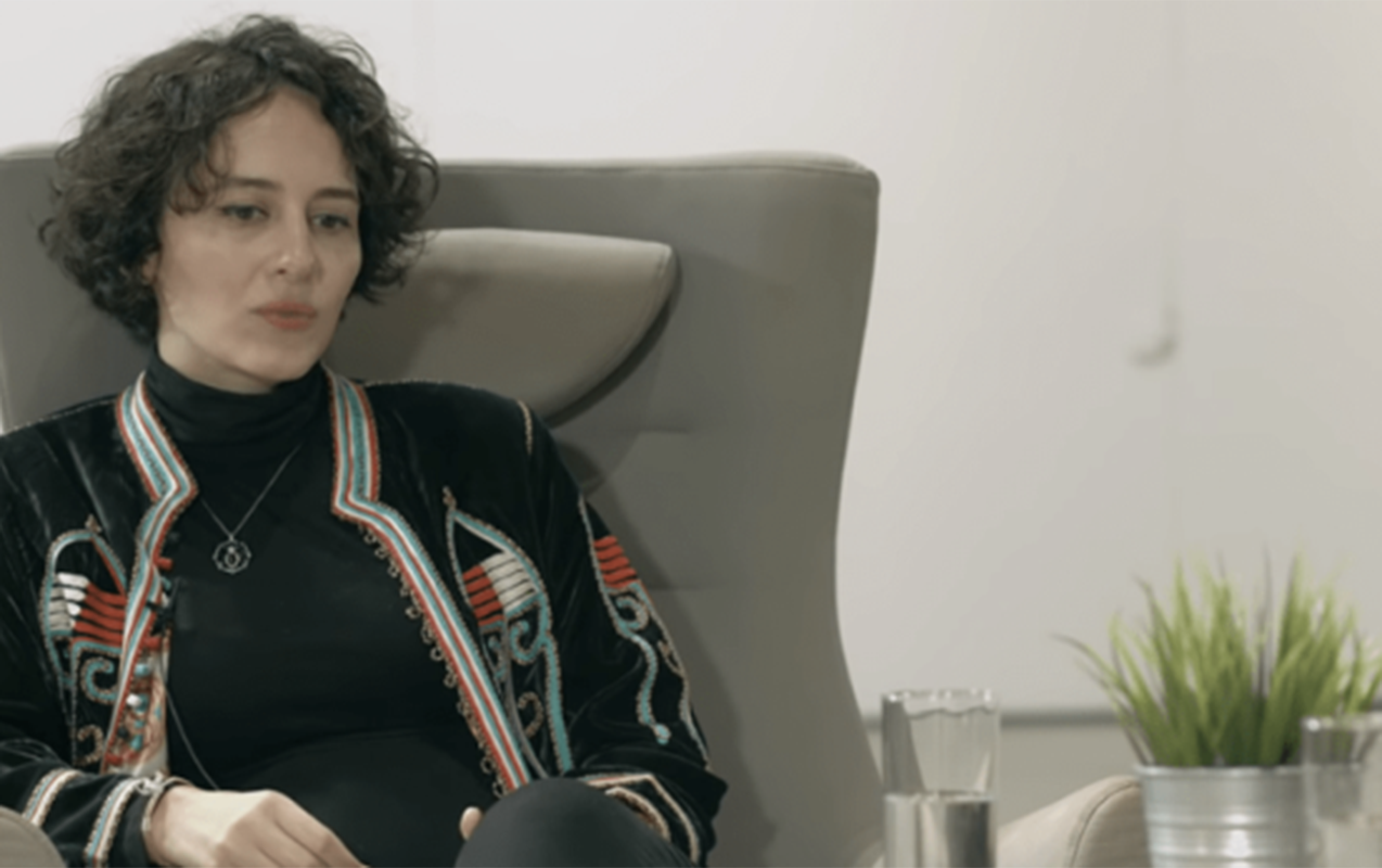 Keçmiş nazirin qızı üzr istəyib