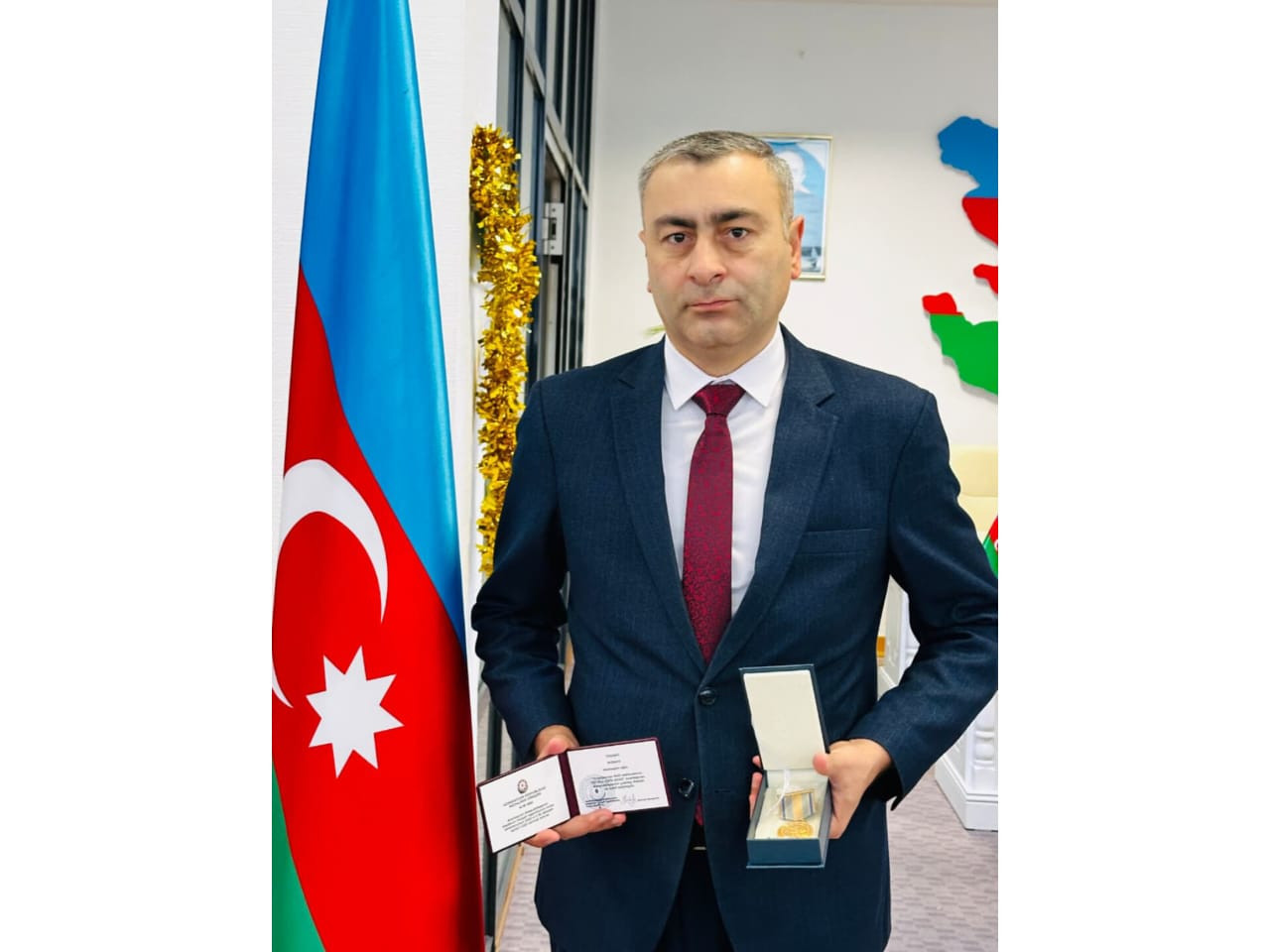 Cross Medianın baş redaktoru yubiley medalı ilə