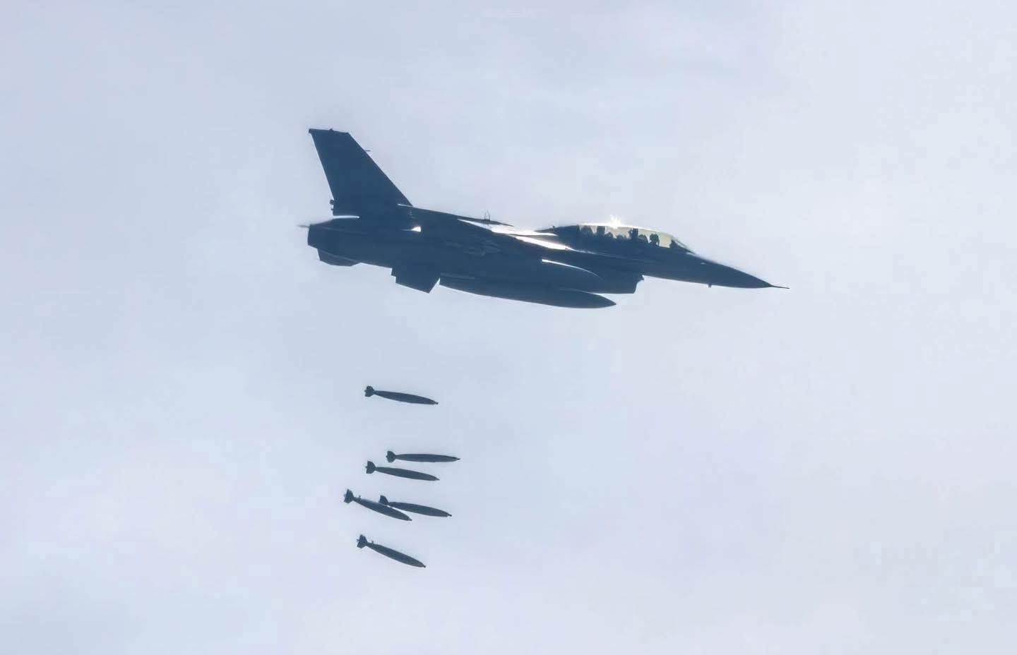 Tayland F-16 ilə Kamboca hərbi obyektlərinə zərbə endirib