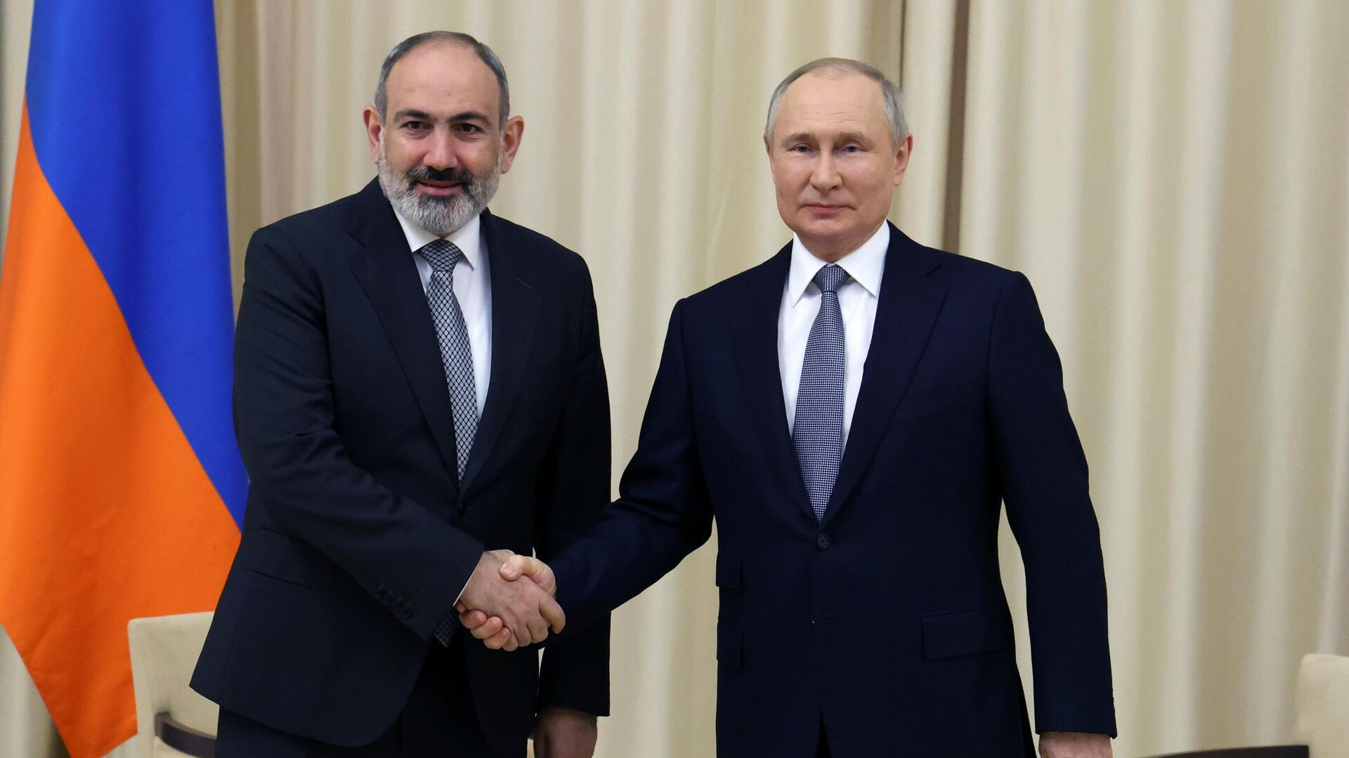 Paşinyan Putinlə görüşüb