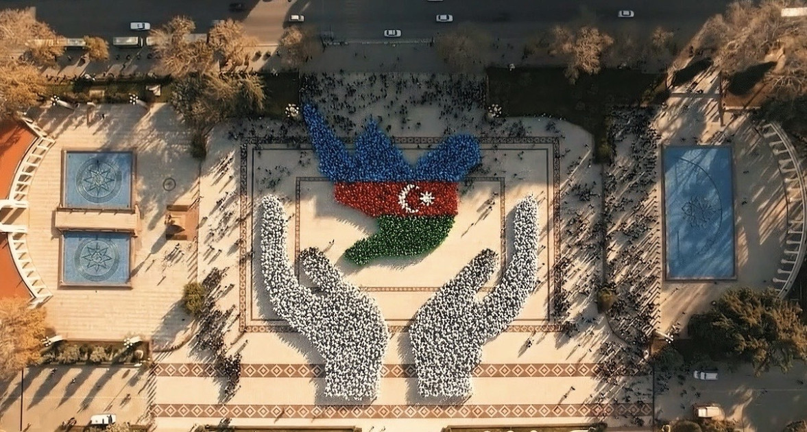 Gəncədə “Dəmir yumruq və Sülh göyərçini” fleş-mobu keçirilib