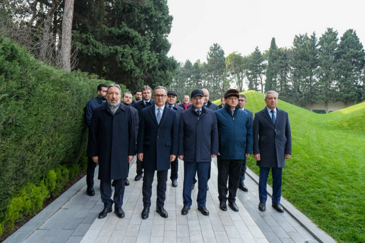 Din Xadimlərinin II Forumunun iştirakçıları Fəxri xiyaban, Zəfər abidəsi və Hərbi Qənimətlər Parkını ziyarət ediblər