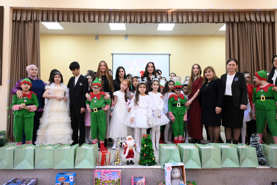 Leyla Əliyeva, Arzu Əliyeva və Alena Əliyeva Bakı şəhəri 5 nömrəli internat tipli xüsusi ümumtəhsil məktəbində olublar