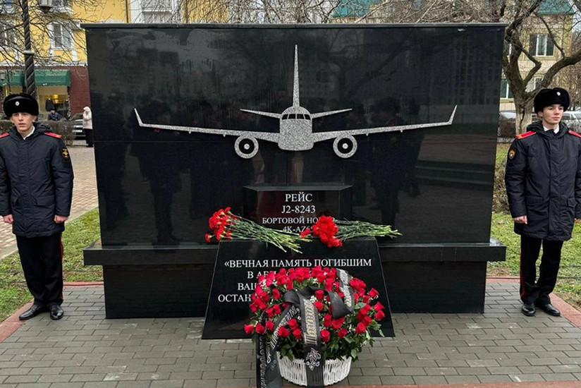 Qroznıda AZAL təyyarə qəzası qurbanlarının xatirəsinə abidə açılıb