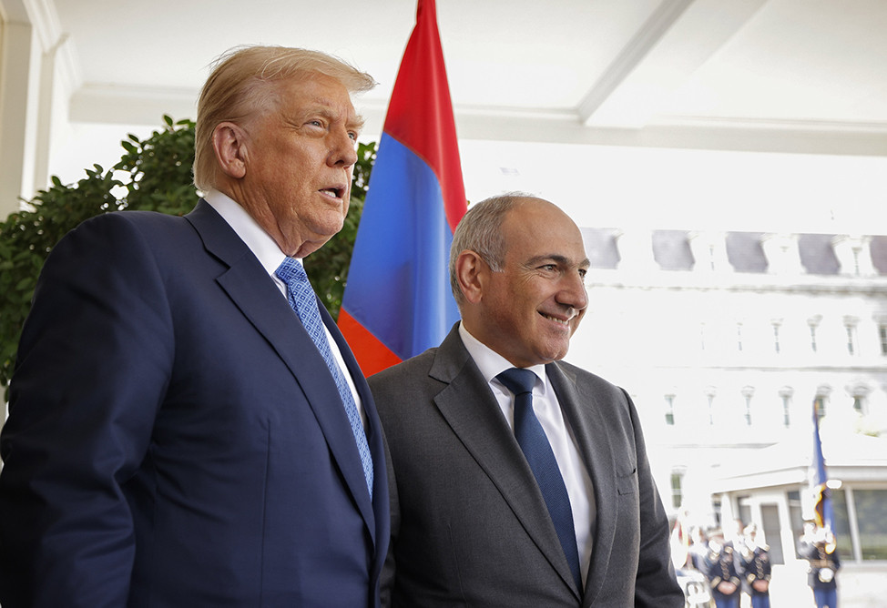 Tramp Paşinyana hədiyyə göndərib