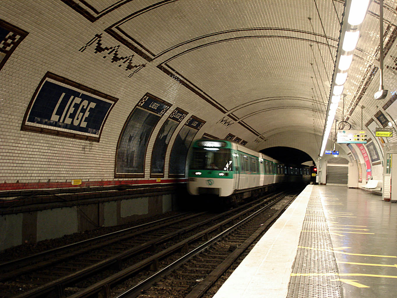 Paris metrosunda bıçaqlı hücum zamanı üç qadın yaralanıb