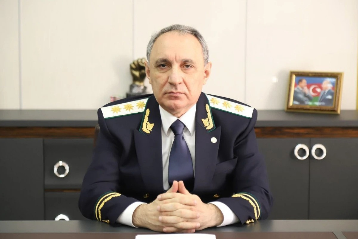 Vəkillər Kollegiyası Kamran Əliyevi təltif edib