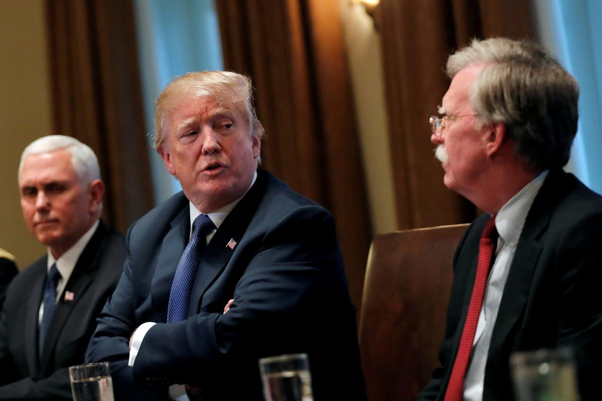 Con Bolton: Tramp panikaya düşüb