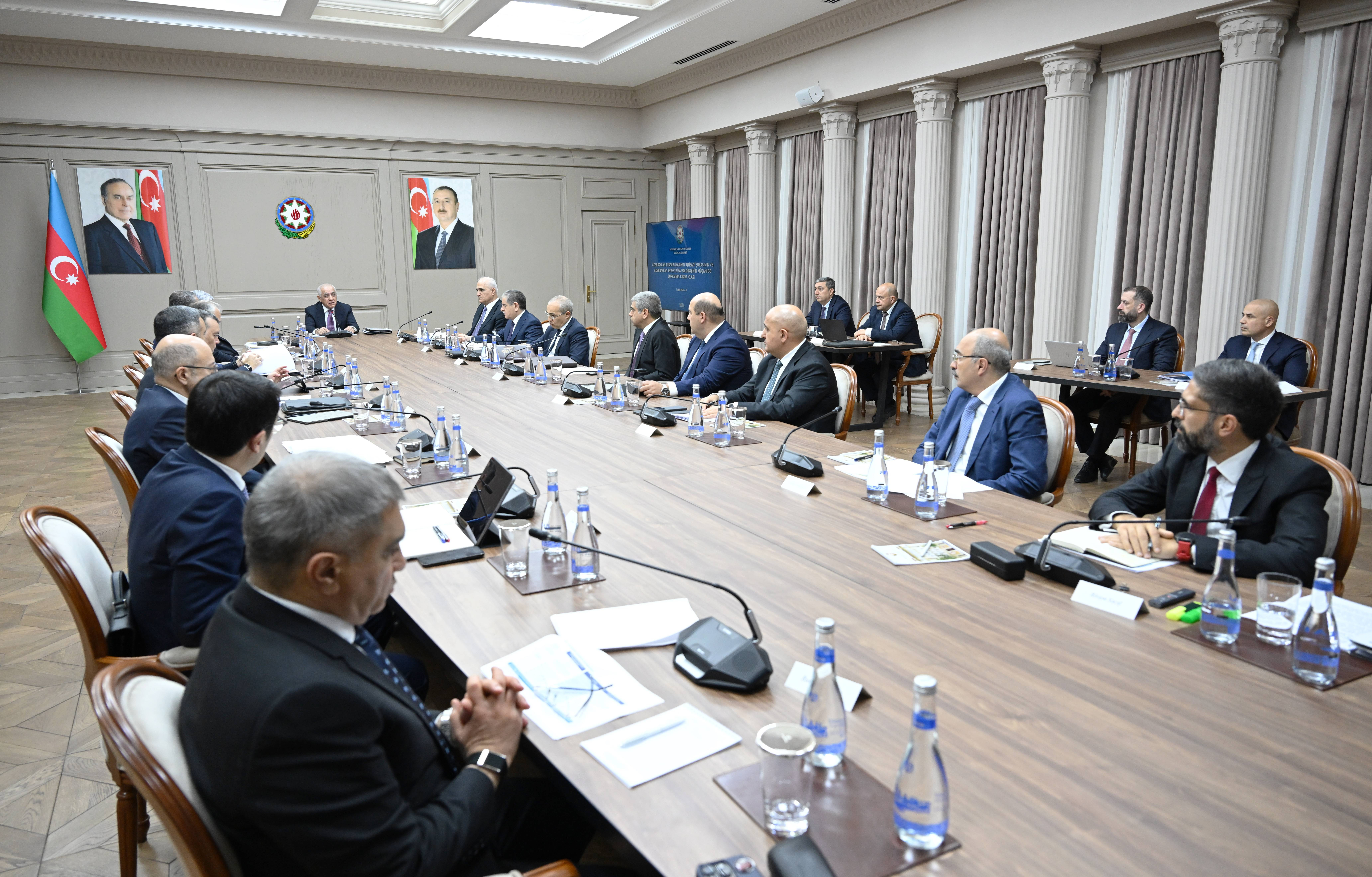 Nazirlər Kabinetində neft-kimya sənayesinin strateji inkişafı müzakirə edildi
