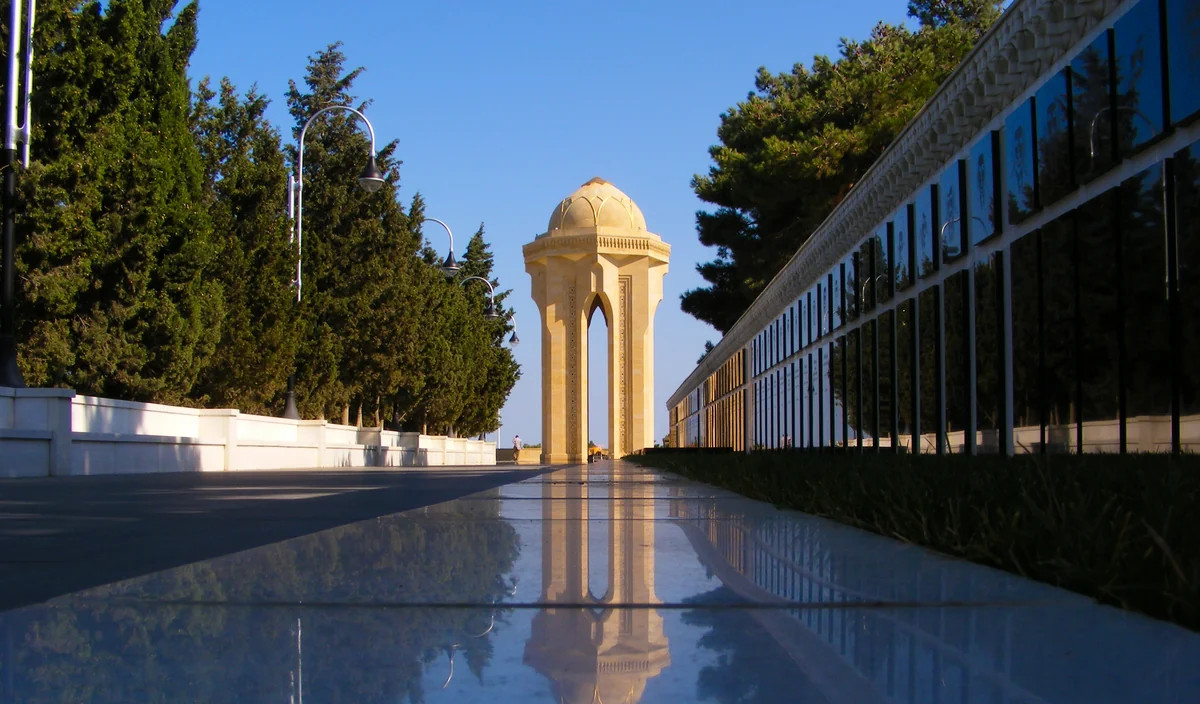 Qazaxıstan nümayəndə heyəti Şəhidlər xiyabanını və Zəfər parkını ziyarət edib
