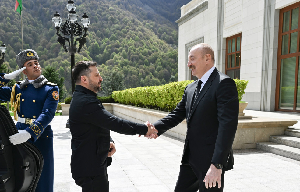 Zelenski Azərbaycanda işgüzar səfərdədir