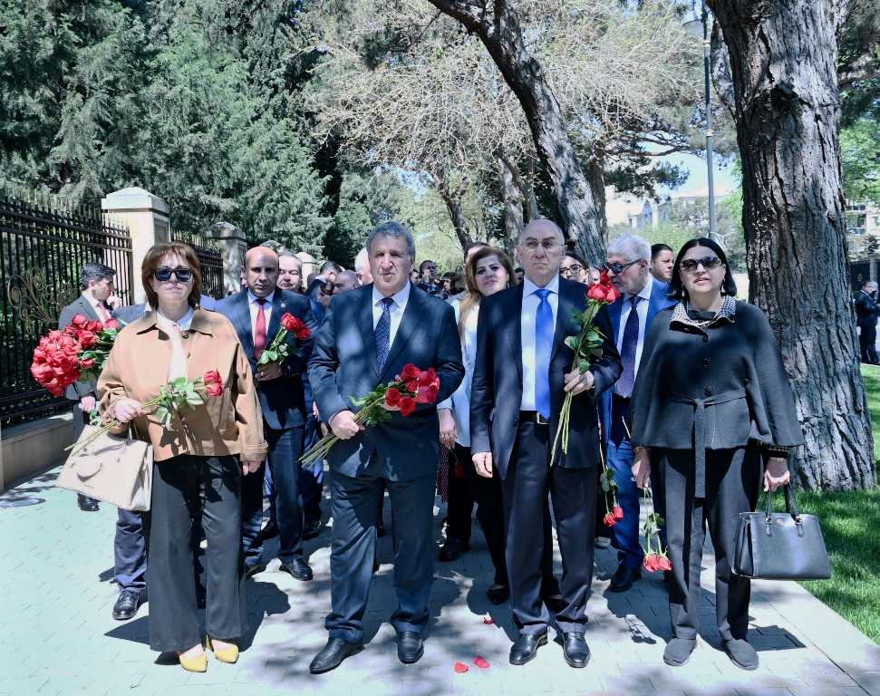 AMEA-nın kollektivi Ulu Öndər Heydər Əliyevin məzarını ziyarət edib
