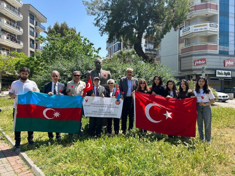 İzmirdə Heydər Əliyevin anadan olmasının 103-cü ildönümü münasibətilə tədbir keçirilib