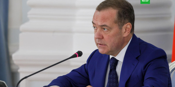 Medvedev: Rusiyaya qarşı bütün sanksiyalar qanunsuzdur