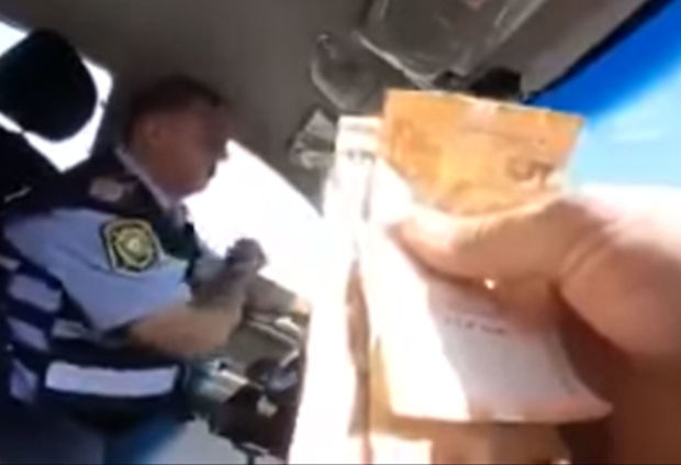 Rüşvət alan yol polisi sistemdən xaric edildi - VİDEO