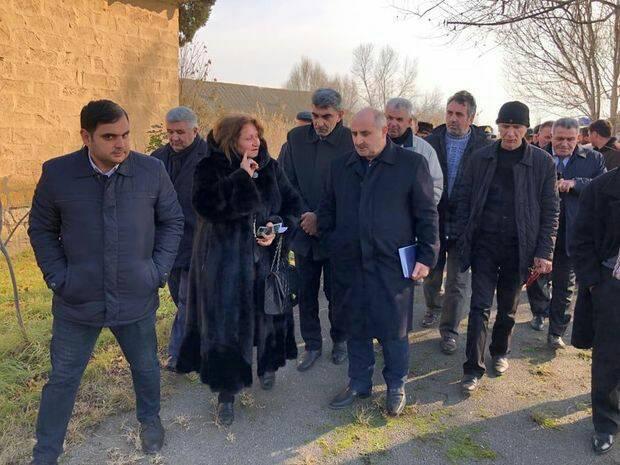 Deputat Çingiz Qənizadə İmişlidə etirazla qarşılandı - Namizədin&nbsp;"təsərrüfatın yoxdur?" sözünə elə cavab verildi ki... -&nbsp;VİDEO