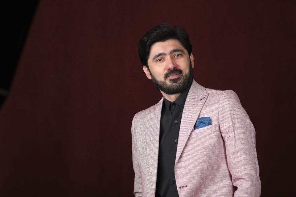 "Biznesmenlər də rəqib namizədə 100 min verir ki..." - Seçici deputatlığa namizədin cibinə 100 manat basdı