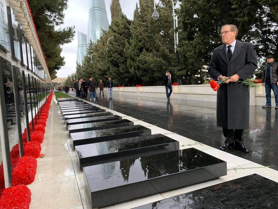 ABŞ-ın Azərbaycandakı səfiri&nbsp;Şəhidlər Xiyabanında - Açıqlama + FOTO